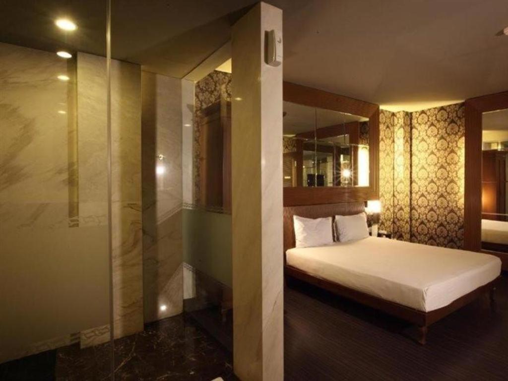 108 Hotel By Him Jakarta Exteriör bild