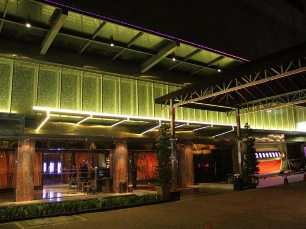 108 Hotel By Him Jakarta Exteriör bild