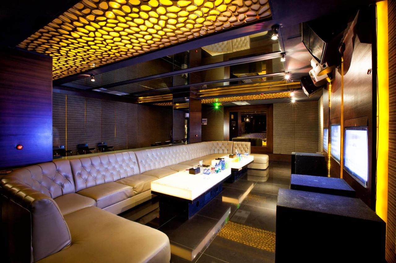 108 Hotel By Him Jakarta Exteriör bild
