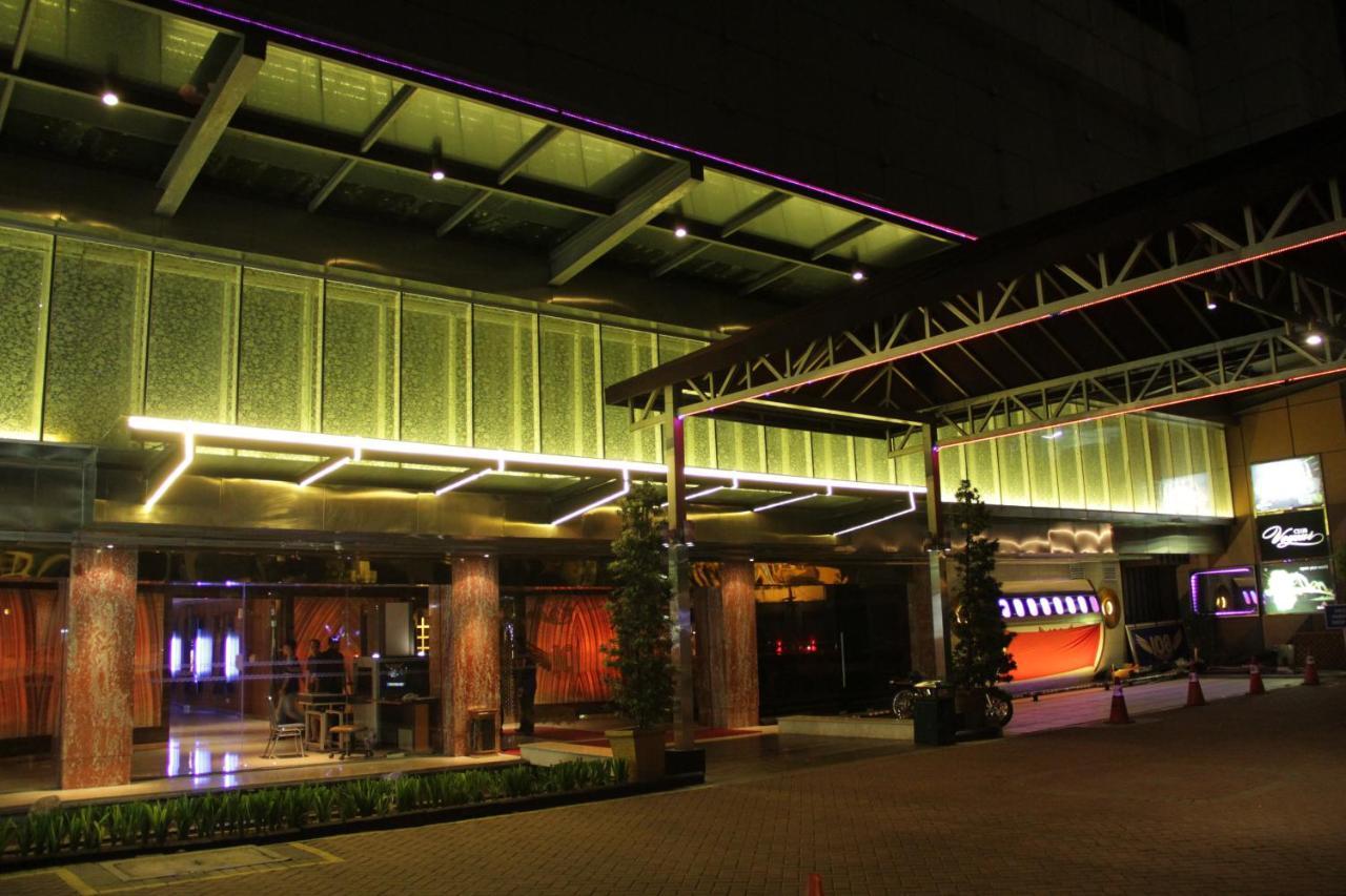 108 Hotel By Him Jakarta Exteriör bild