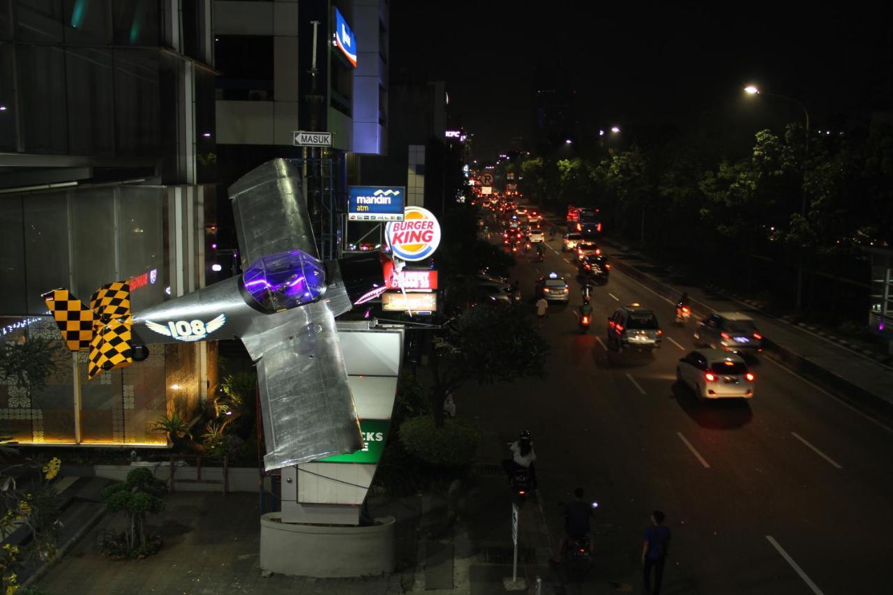 108 Hotel By Him Jakarta Exteriör bild